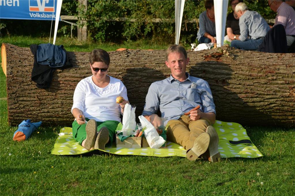 Volles Haus auf dem Bauernhof Kahrs in Wehden: Über 450 Zuschauer genossen am Wochenende Picknick und Kino auf dem Hof.