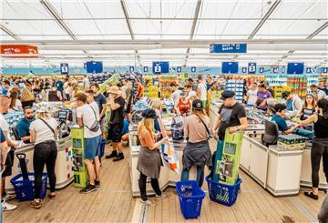 Junge Leute kaufen bei Aldi ein