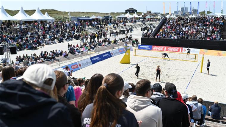 Volleyball der extraklasse, tausende Zuschauer versammeln sich am Strand um das Spektakel hautnah zu erleben.