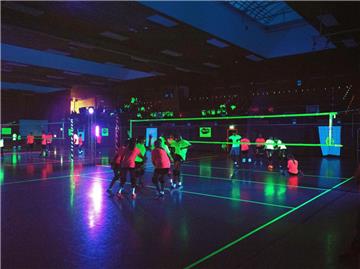 Volleyball im Dunkeln gibt es am Freitag und Sonnabend in Zevenzu sehen. Dann findet der dritte Schwarzlicht-Cup statt. 
