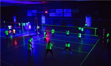 Volleyball mit leuchtenden Feldbegrenzungen, Netzen, Bällen und Teams in dunkler Halle: Das besondere Konzept machte den Charme des Sound-Patrol-Schwarzlicht-Cups aus.  