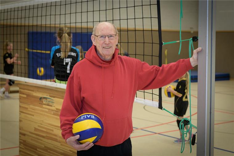 Volleyball-Trainer Uwe Bielawski (80) fühlt sich in seinem zweiten Wohnzimmer sehr wohl: Er trainiert dreimal in der Woche in der Bürgerparkhalle. 