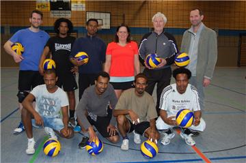 Volleyballerin Frauke Tienken (Bildmitte) hat eine Mix-Mannschaft mit Flüchtlinge initiiert. Abteilungsleiter Volker Schmidt (hinten rechts) und Trainer Manfred Schaar (Zweiter von rechts) freuen sich über das gute Miteinander in der Sportgruppe.