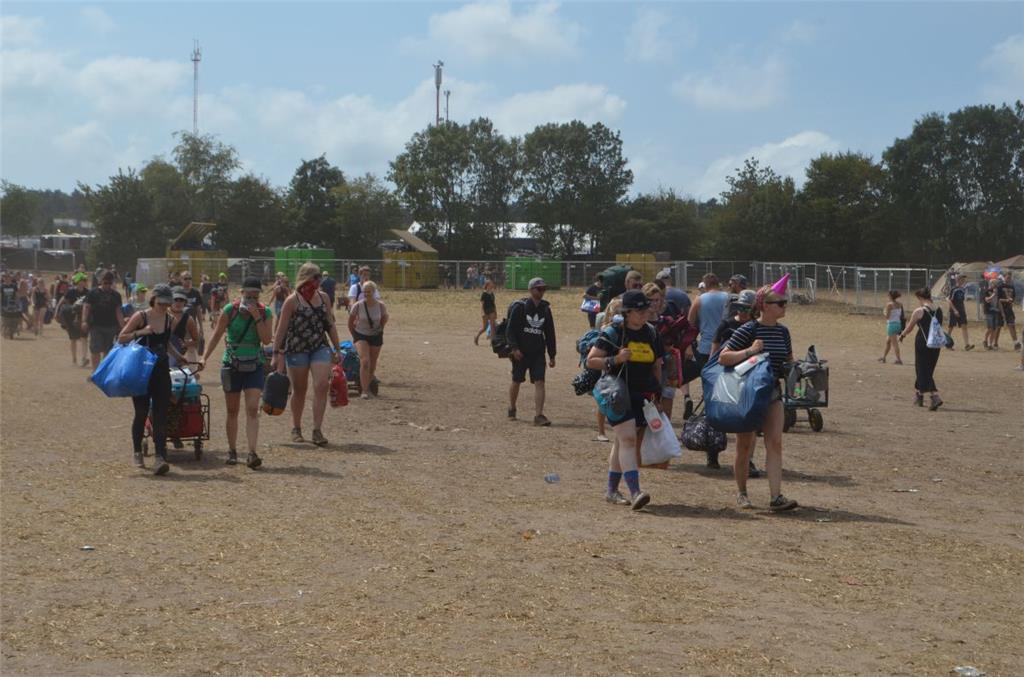 Vollgepackt geht&apos;s zum Parkplatz. Foto: Overschmidt
