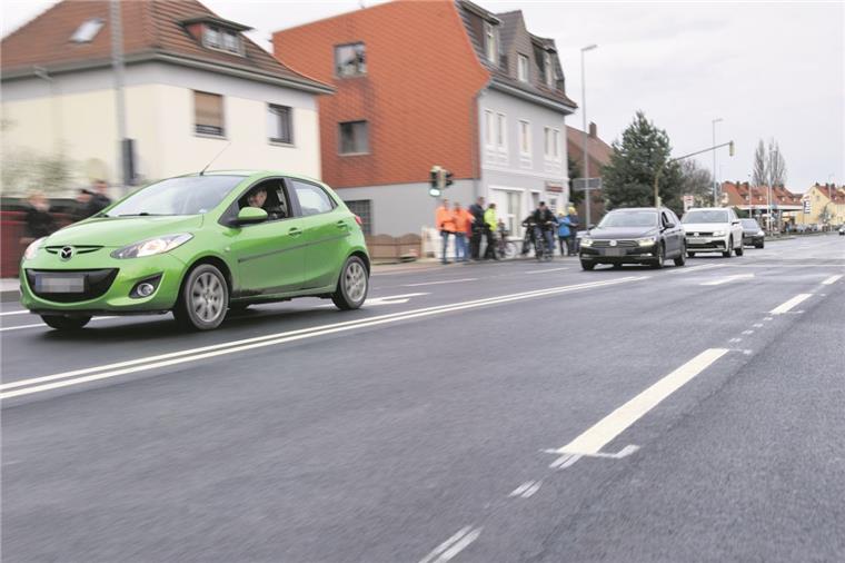 Vollsperrung ade: Diese Autofahrer gehörten zu den ersten, die nach der offiziellen Freigabe über die neue Brücke fuhren. 