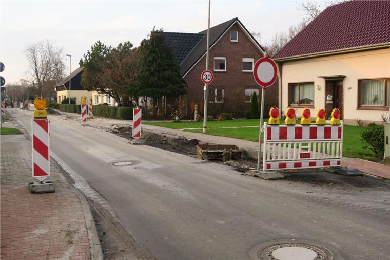 Vollsperrung in Schweewarden: Wenn alles gut läuft, ist die Burhaver Straße ab dem 18. Dezember wieder befahrbar.  