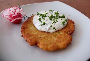 Volontär Martin Rost präsentiert heute Reibekuchen nach familieneigenem Rezept mit frischem Kräuter-Dressing.