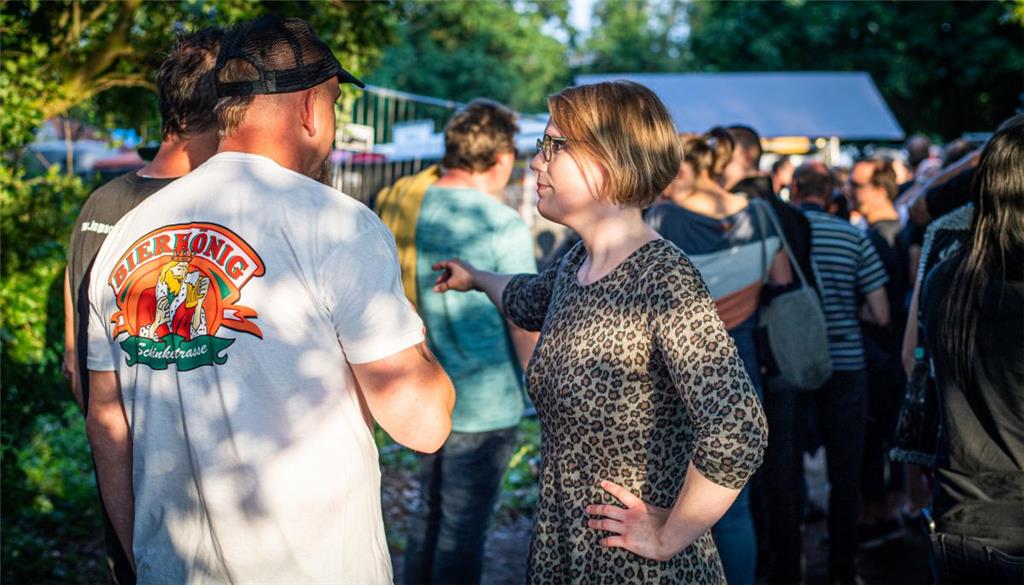 Volontärin Katja Gallas zeigte den Festivalgästen den richtigen Weg zum Eintritt...