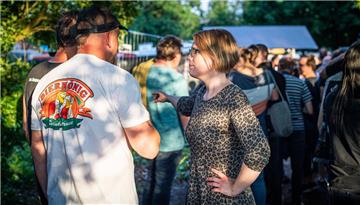 Volontärin Katja Gallas zeigte den Festivalgästen den richtigen Weg zum Eintritt...