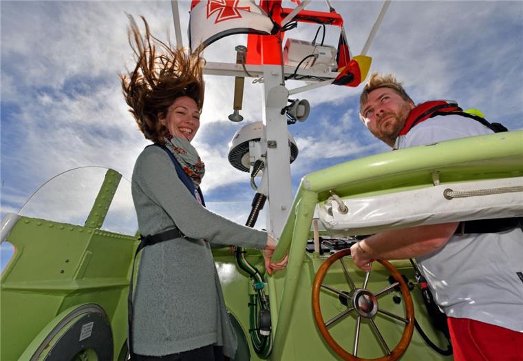 Neue Serie: Unsere Volontäre erleben den Norden hautnah Volontärin Laura Nobel und Seenotretter Tobias Lindhorst bei einer Übung im Rettungsboot "Christian".