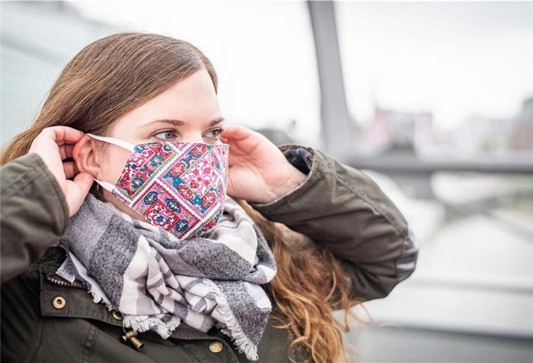 Volontärin Luise Langen testet, wie die Bremerhavener auf ihren Mundschutz reagieren.