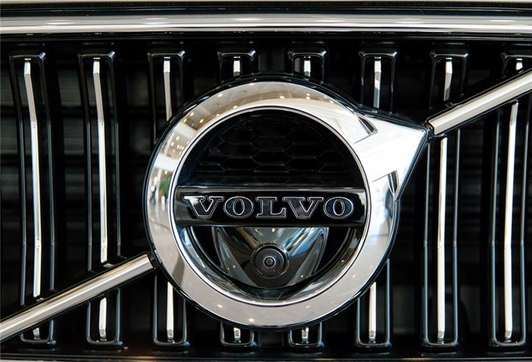 Das Volvo-Logo ist in der Lobby des Volvo-Unternehmenssitzes an einem Auto angebracht. 