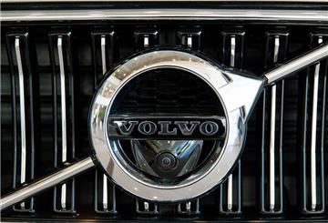 Das Volvo-Logo ist in der Lobby des Volvo-Unternehmenssitzes an einem Auto angebracht. 