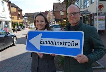 Vom 1. bis 15. Mai 2022 wird die Mattenburger Straße in Bad Bederkesa zur Einbahnstraße. Projektbegleiterin Sophie Schad (links) und Ortsbürgermeister Thomas Kuberski sind gespannt auf die Reaktionen.