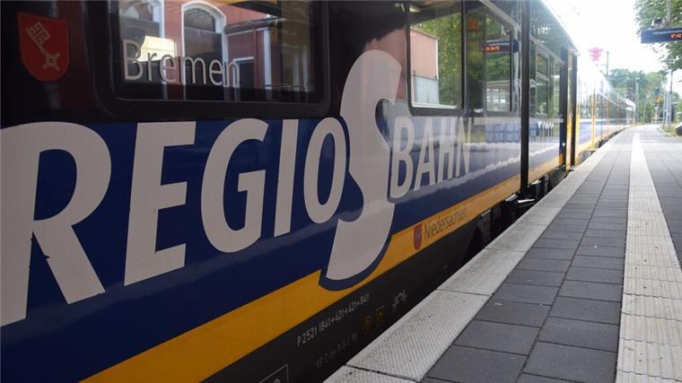 Ein Zug hält an einem Bahnhof. 