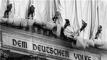 Vom 24. Juni bis zum 7. Juli 1995 verschwand das Gebäude unter 100.000 Quadratmetern silbrig schimmernden Stoffs. 