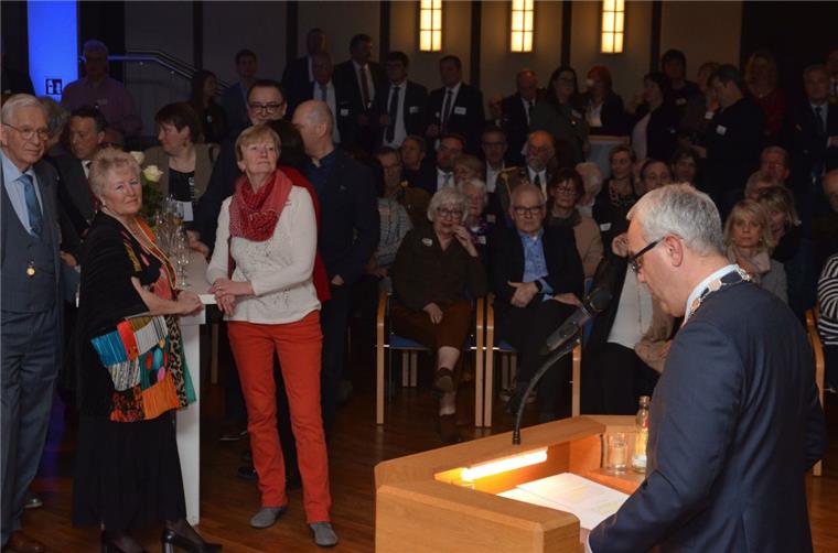 Vom Applaus der geladenen Gäste des Neujahrsempfangs im Rathaussaal begleitet, hob Bürgermeister Norbert Wolf die sportlichen Leistungen der 1. Mannschaft der Handballer des TuS Zeven hervor und betonte das soziale Miteinander der Spieler in- und außerhalb der Sporthalle.