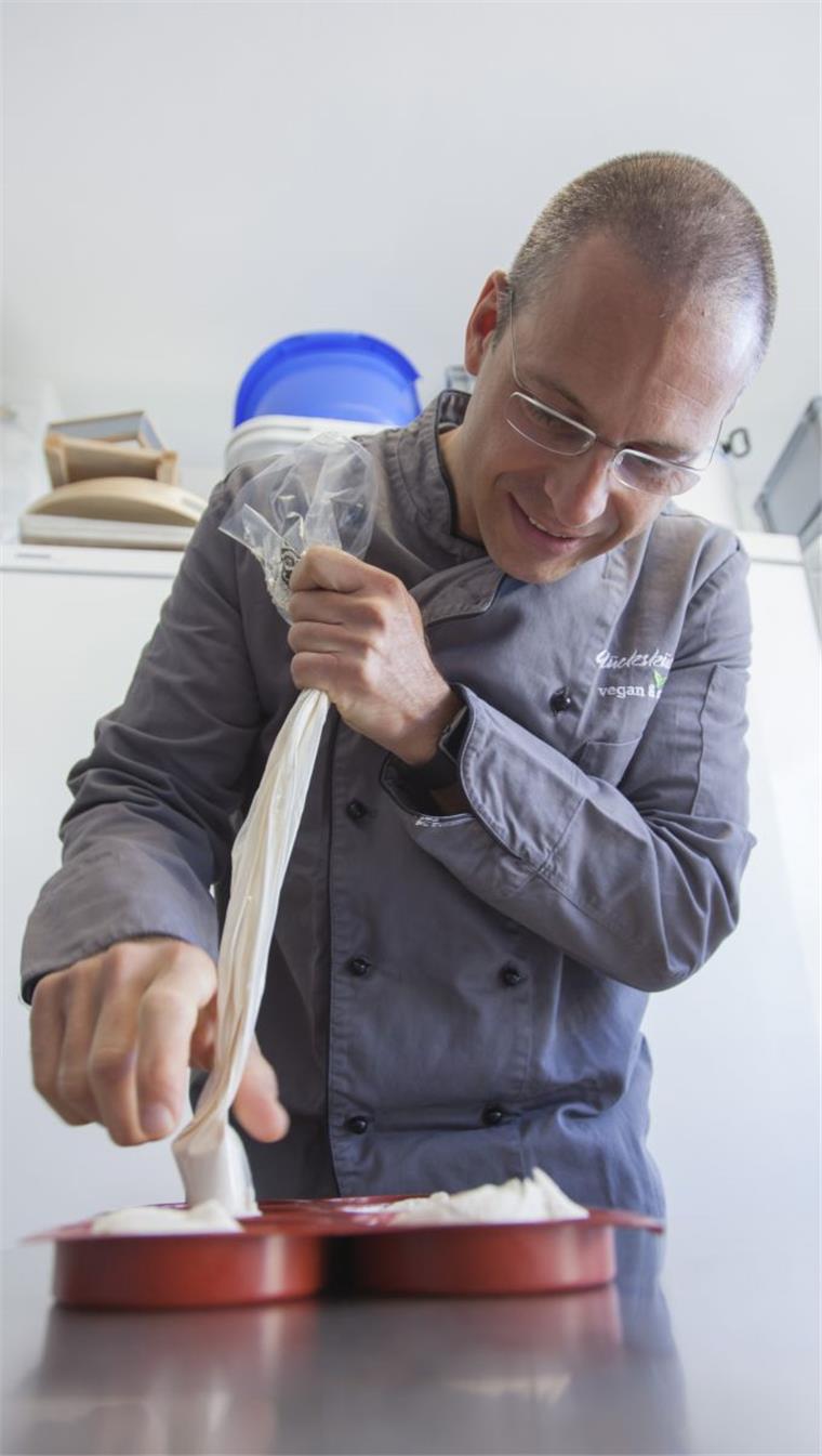 Was für ein Käse: Mudar Mannah arbeitet ohne Milch Vom Arzt zum veganen „Käsemacher“: Dr. Mudar Mannah füllt die fermentierte Cashewkern-Creme in Förmchen ein.