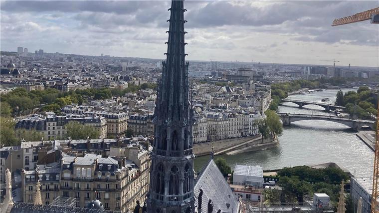 Paris endlich wieder von oben sehen Vom Dach der Kirche Notre-Dame kann man den Fluss Seine sehen.