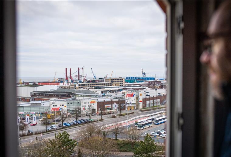 Vom Dachboden des Wasserturms kann Alain Caboussat direkt über den Cuxhavener Hafen.