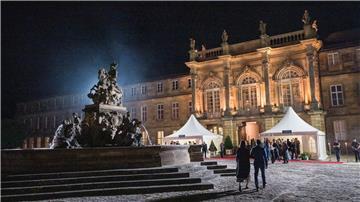 Vom Festspielhaus geht es für die prominenten Gäste ins Neue Schloss Bayreuth.