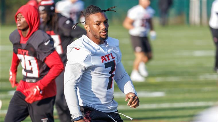 Vom Flieger aufs Feld: Bijan Robinson bereitet sich mit den Falcons auf das Berlin Game vor. 