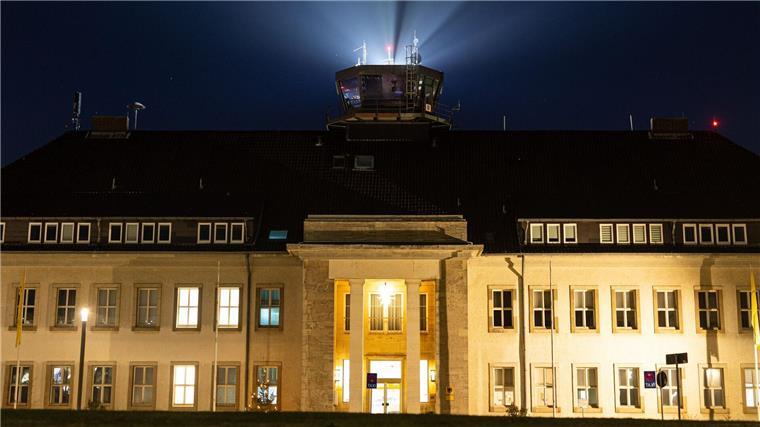Flugsicherung aus der Ferne - Braunschweig steuert Emden mit Vom Flughafen Braunschweig-Wolfsburg aus sollen Lotsen künftig auch die Flugsicherung für den Flugplatz in Emden übernehmen. (Archivbild)
