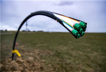 Vom Glasfaser-Anschluss bis ins Haus träumen viele im Cuxland. Foto Schuldt