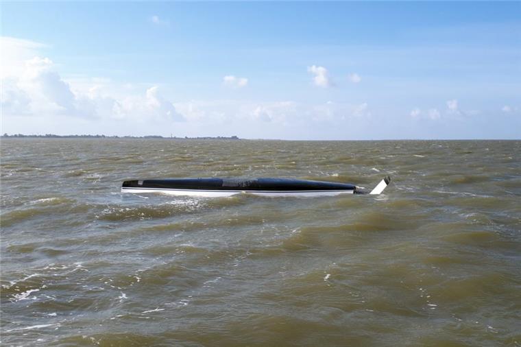 Segelyacht kentert auf der Nordsee - Frau stirbt Vom kieloben treibenden Rumpf dieser gekenterten Segelyacht wurden drei Segler gerettet. Einer weiteren Seglerin hingegen konnten die Seenotretter nicht mehr helfen.