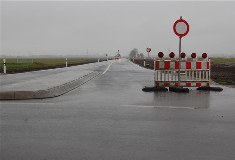 Erster Abschnitt der B 211neu wird freigegeben Vom Kreisverkehr in Logemanndeichs (Bild) wird der erste Abschnitt der neuen B 211 am heutigen Freitag freigegeben. Gut 5 Kilometer ist der Abschnitt lang, der bis Vedhusen führt und dort wieder auf die alte B 211 anschließt.