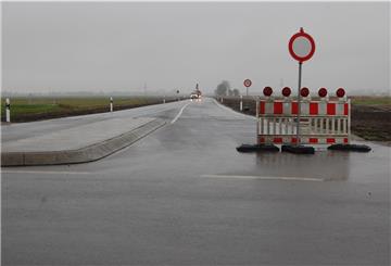 Vom Kreisverkehr in Logemanndeichs (Bild) wird der erste Abschnitt der neuen B 211 am heutigen Freitag freigegeben. Gut 5 Kilometer ist der Abschnitt lang, der bis Vedhusen führt und dort wieder auf die alte B 211 anschließt.