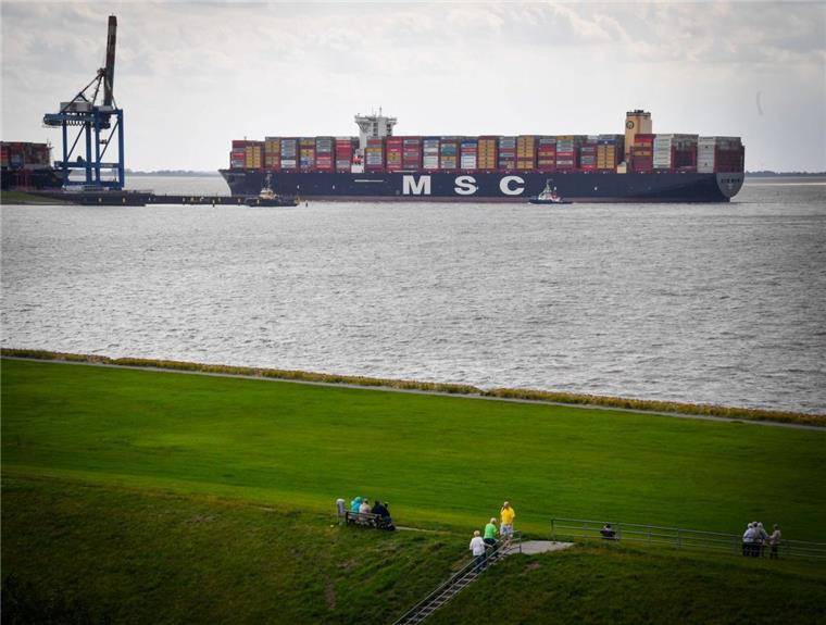 Weltgrößtes Containerschiff ist in Bremerhaven angekommen Vom Ochsenturm in Imsum hatte man einen guten Blick auf das größte Containerschiff der Welt.