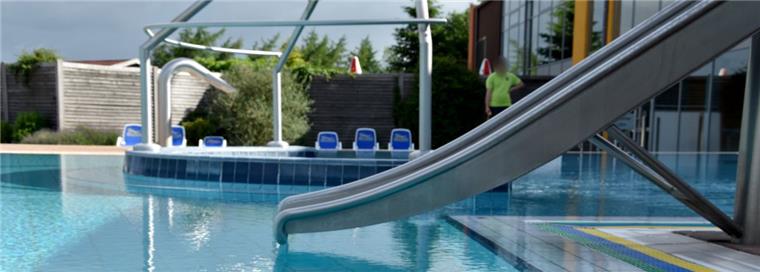 Bad Bederkesa: Mädchen (7) stirbt nach Badeunfall in der Moor-Therme Vom Podest der Regenpyramide (im Hintergrund) ist das Mädchen ins Wasser gesprungen. Und nicht mehr aufgetaucht.