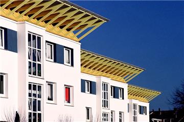 Vom Problemviertel zum Vorzeigeobjekt: Die neuen Dächer auf den sanierten Wohnblocks haben dem Stadtteil Wulsdorf in Bremerhaven sprichwörtlich Flügel verliehen.