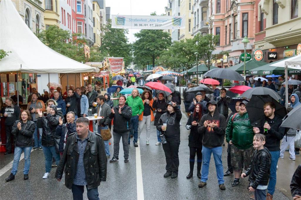Vom Regen ließen sich die Besucher das Fest nicht vermiesen.