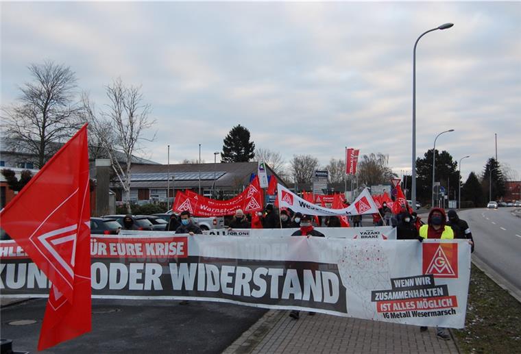 Vom Standort an der Heinrich-Addicks-Straße zogen die Teilnehmer des Warnstreiks während einer Kundgebung durch die Weserstraße.