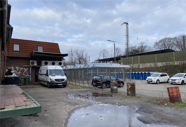 Vom Süden her kommt der Fußgänger über diesen Hinterhof zum Leher Bahnhof.