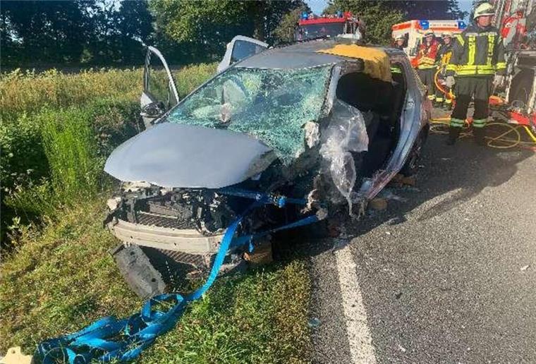 Vom Toyota des 51-jährigen Fahrers aus Stade ist nicht mehr viel übrig.