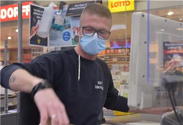 Vom Tresen an die Kasse: Brasserie-Betreiber René Kittel (37) arbeitet derzeit bei Edeka an der Kasse. Seine Gastronomie am Nordenhamer Marktplatz ist seit Anfang November für Gäste geschlossen. Wie ihm geht es einigen Gastronomen.