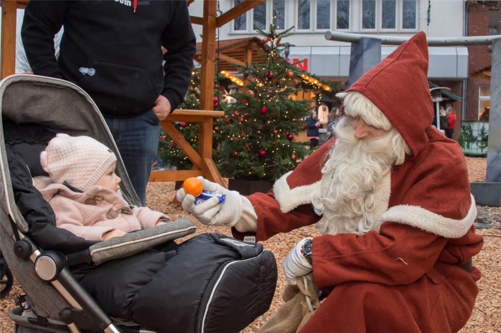 Vom Weihnachtsmann gab es Süßes und Mandarinen für die jüngsten Besucher.