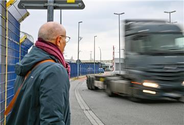 Vom Zolltor Rotersand in die Innenstadt: Johannes Jasca, Anwohner aus Mitte, setzt sich dafür ein, den Hafen-Lastwagen-Verkehr anders zu führen.  