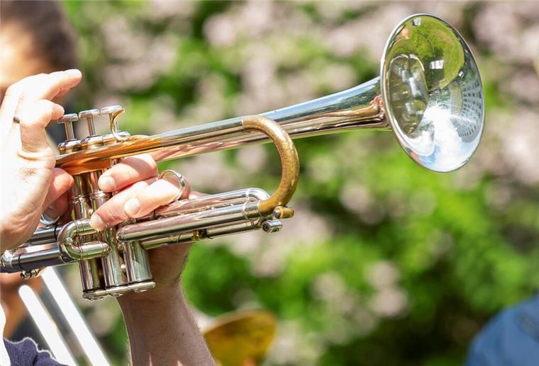 Bremerhaven: Auf der Goethestraße stellen sich lokale Musiker vor Trompeter