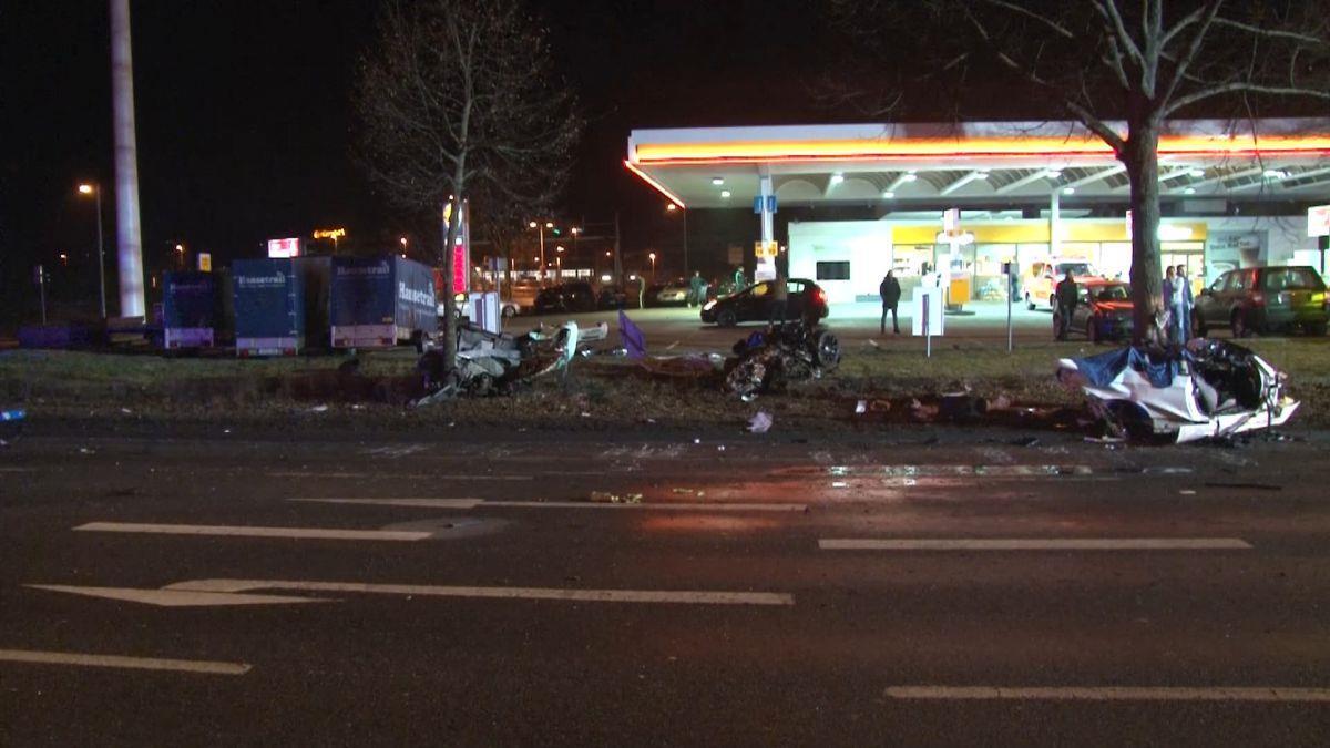 Von dem BMW M3 blieben nach dem Unfall auf der Bundesstraße 6 nur noch Trümmerteile übrig. Der 26 Jahre alte Fahrer und sein 22 jähriger Beifahrer kamen bei dem Unfall ums Leben. 