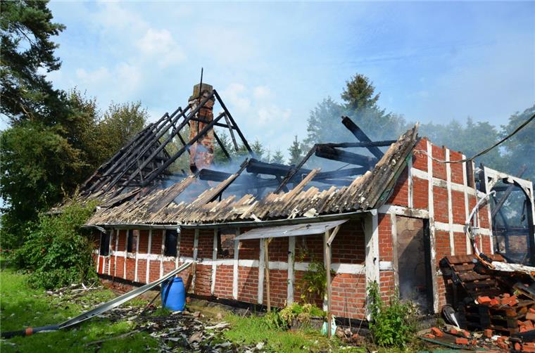 Kreis Cuxhaven: Feuer in Odisheim zerstört altes Fachwerkhaus Von dem Fachwerkhaus im Kreis Cuxhaven blieben am Ende nur noch Trümmer übrig.