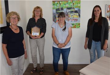 Von dem Geld wird ein Deutschkursus für Grundschulkinder mit Migrationshintergrund angeboten. Von links: Anne Allmers (1. Vorsitzende des Kinderschutzbund-Ortsverbands Nordenham, die Gärtnerinnen Dagmar Allmers-Plump und Annette Düser sowie Anneke Bessel (Geschäftsführerin des Kinderschutzbund-Ortsverbands Nordenham).