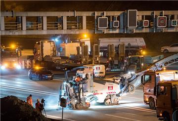 Baufahrzeuge fahren auf der gesperrten Autobahn A7 in Höhe der Anschlussstelle Othmarschen