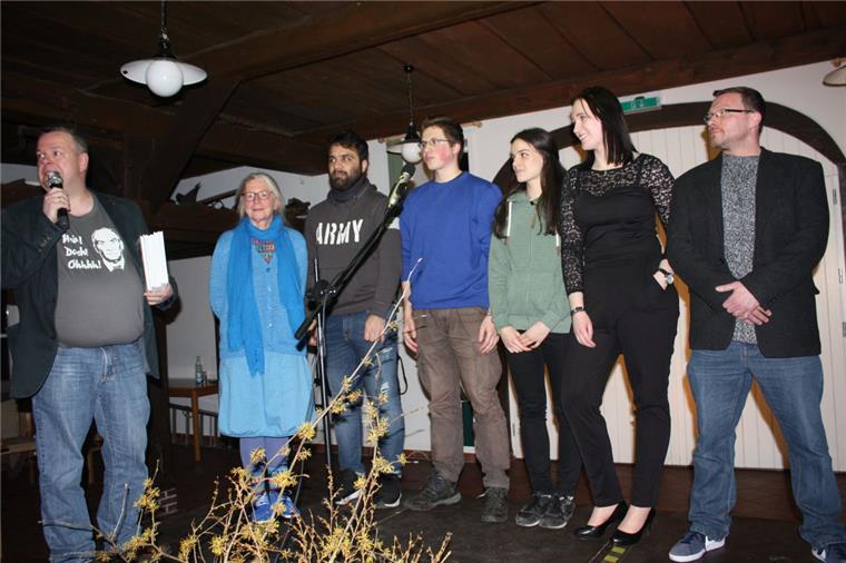 Beim Poetry Slam in Lunestedt wird sogar das Einhorn blass Von den abwechslungsreichen Beiträgen der Riege der Poetry Slammer waren Moderator Timo Gerkens (links) und das Publikum begeistert (von links): Eleonore Born, Ibrahim Idris, David Onnen, Stephanie Bastos Rebelo, Andrea Eckermann und Martin Stange.