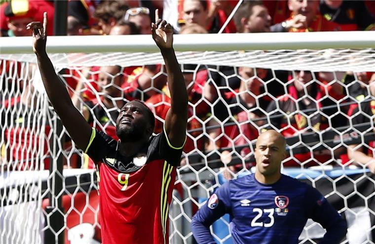 Fußball-EM: Lukaku weckt Belgien: Achtelfinale nach 3:0 gegen Irland in Sicht Von den Belgiern nach dem Sieg gegen Irland gefeiert: Der Doppel-Torschütze Romelu Lukaku.