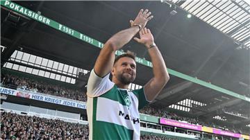 Von den Fans gefeiert: Niclas Füllkrug beim Abschiedsspiel von Diego in Bremen.