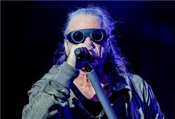 Von den Fans vergöttert und bald wieder im Norden zu hören: Sänger Bruce Dickinson mit seiner Band Iron Maiden.